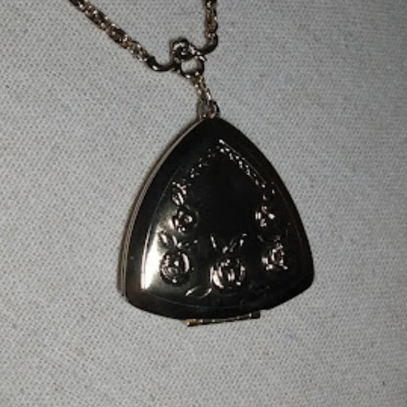 Gold tone locket & chain necklace - Picture 3 of 9